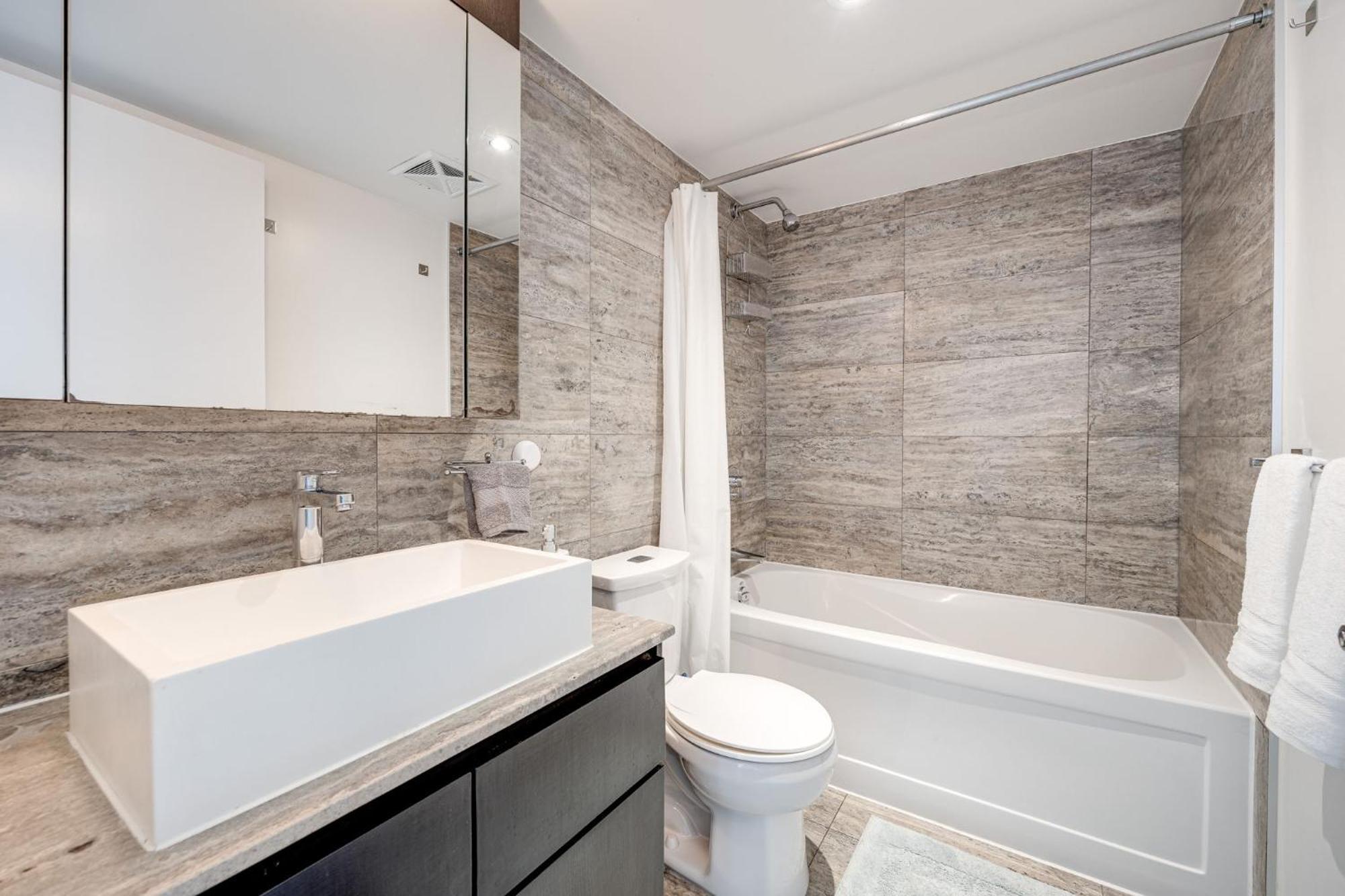 3Bdrm Lake View Condo In Toronto Exteriör bild