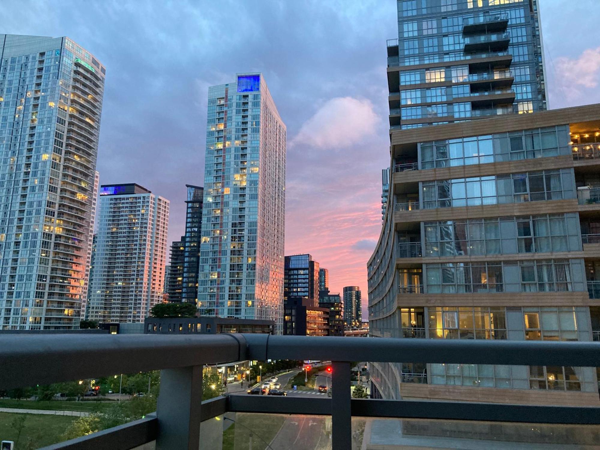 3Bdrm Lake View Condo In Toronto Exteriör bild